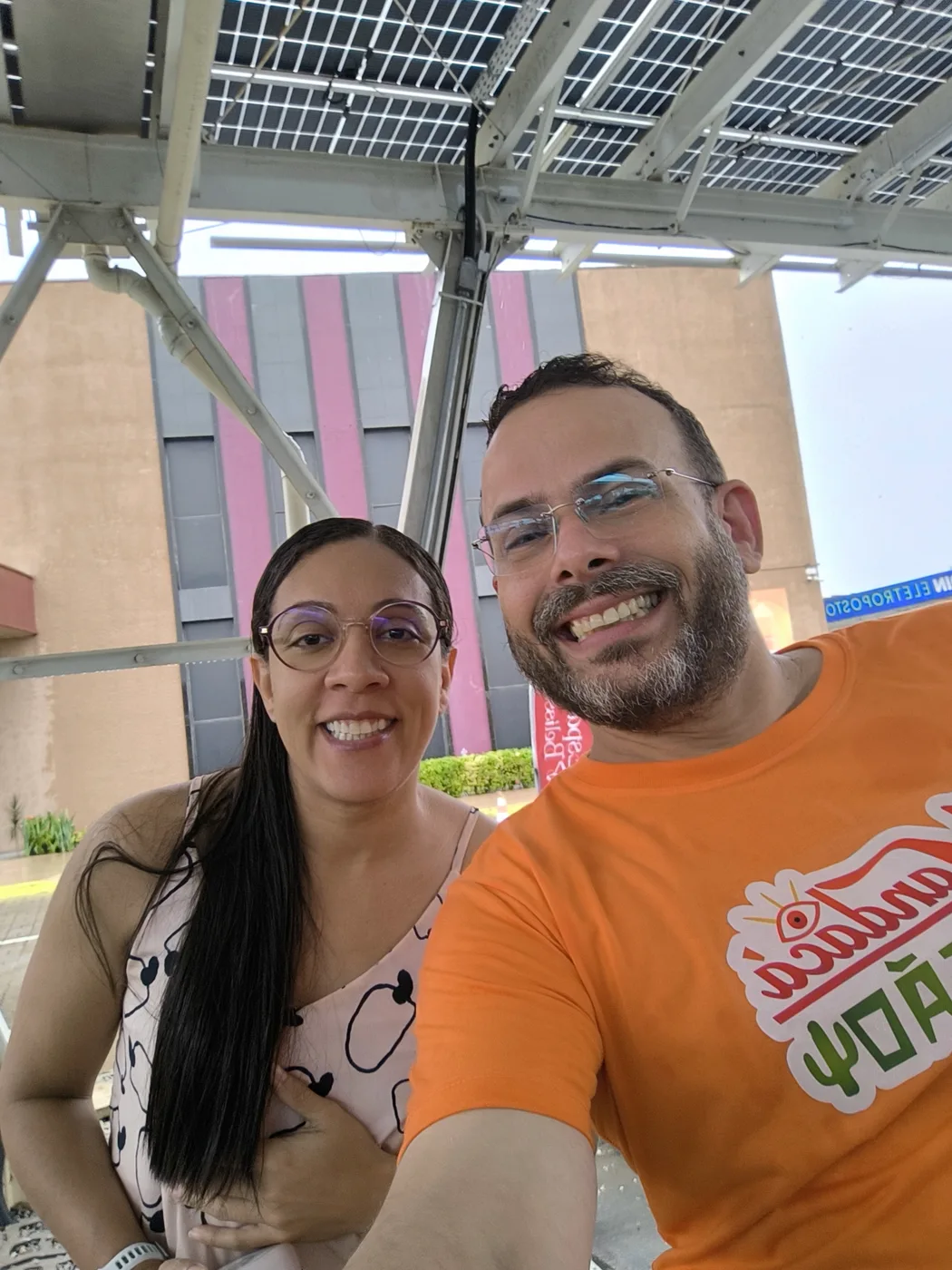 Sorrisos e proximidade em um atendimento da Mandacá Visão
