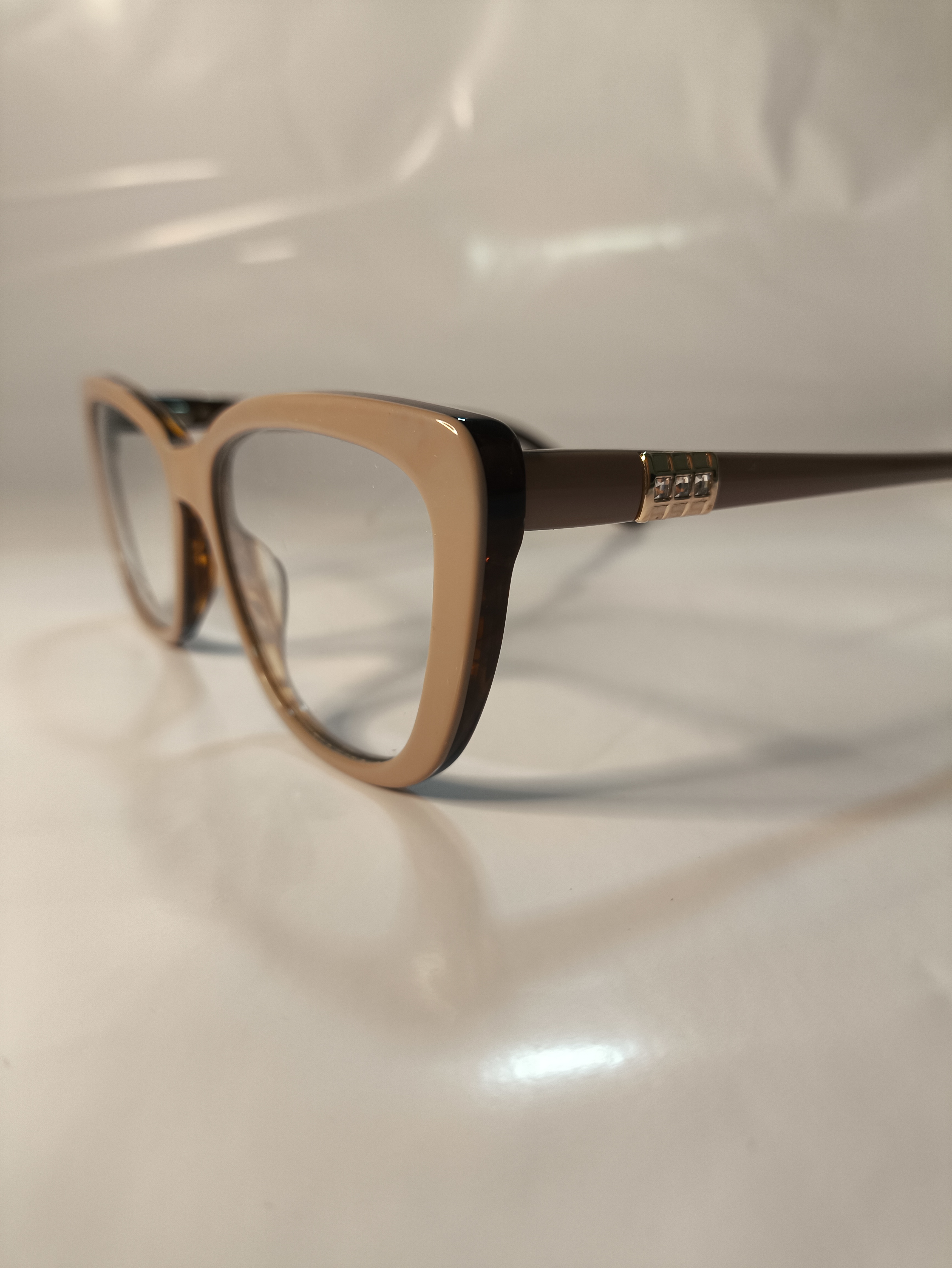 Armação moderna com hastes diferenciadas