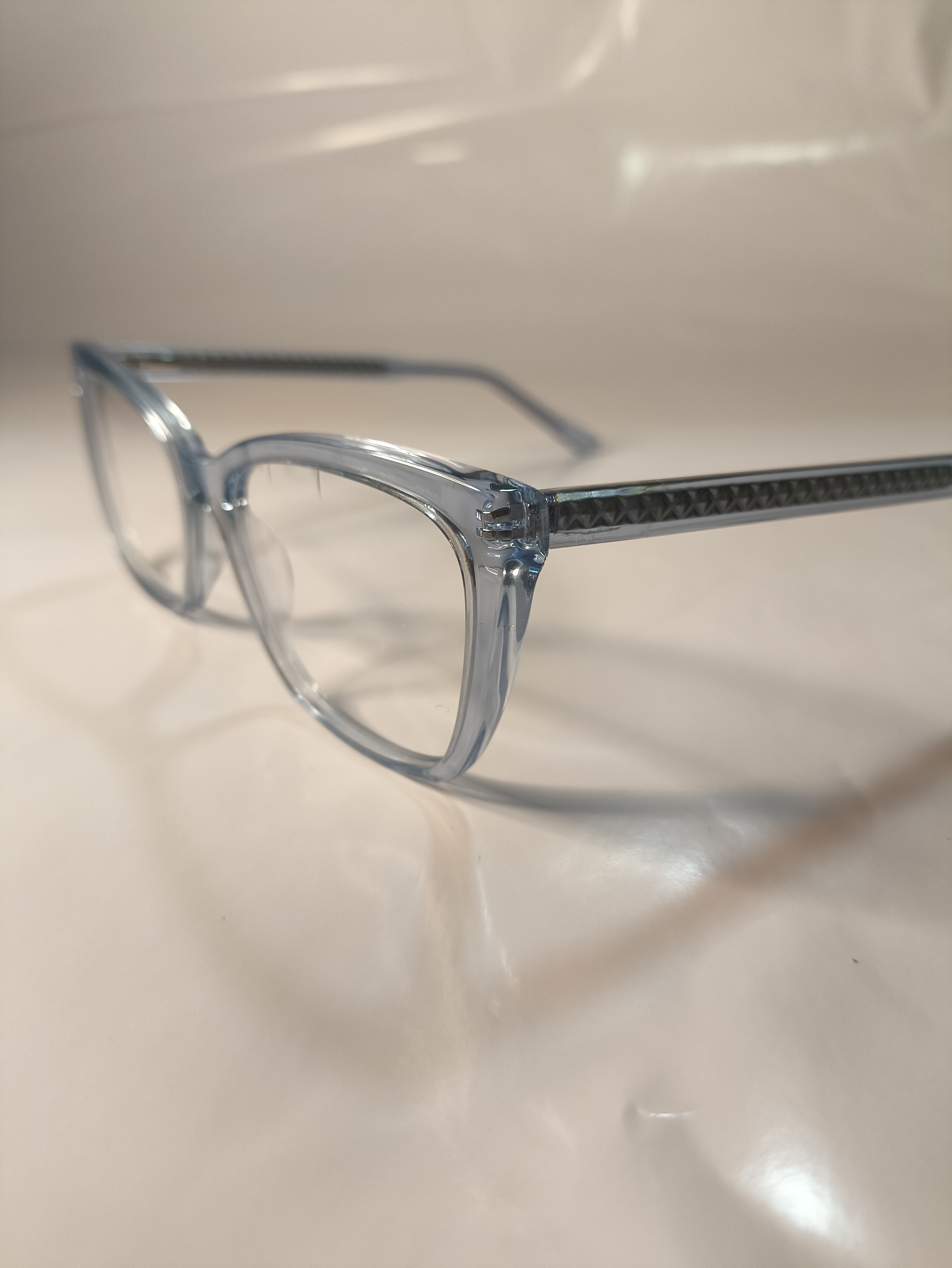 Armação translúcida com hastes texturizadas