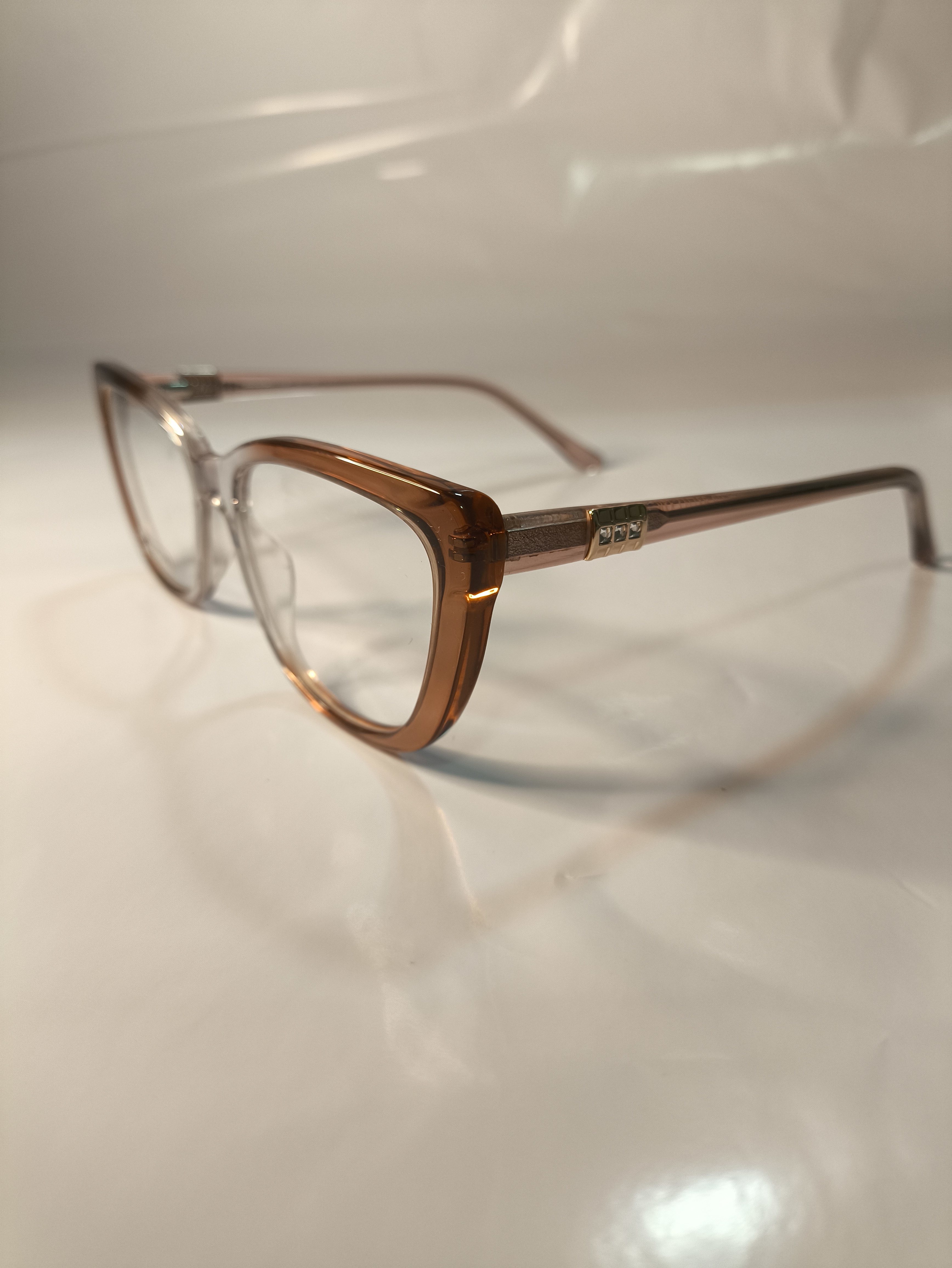 Armação clássica com acabamento premium