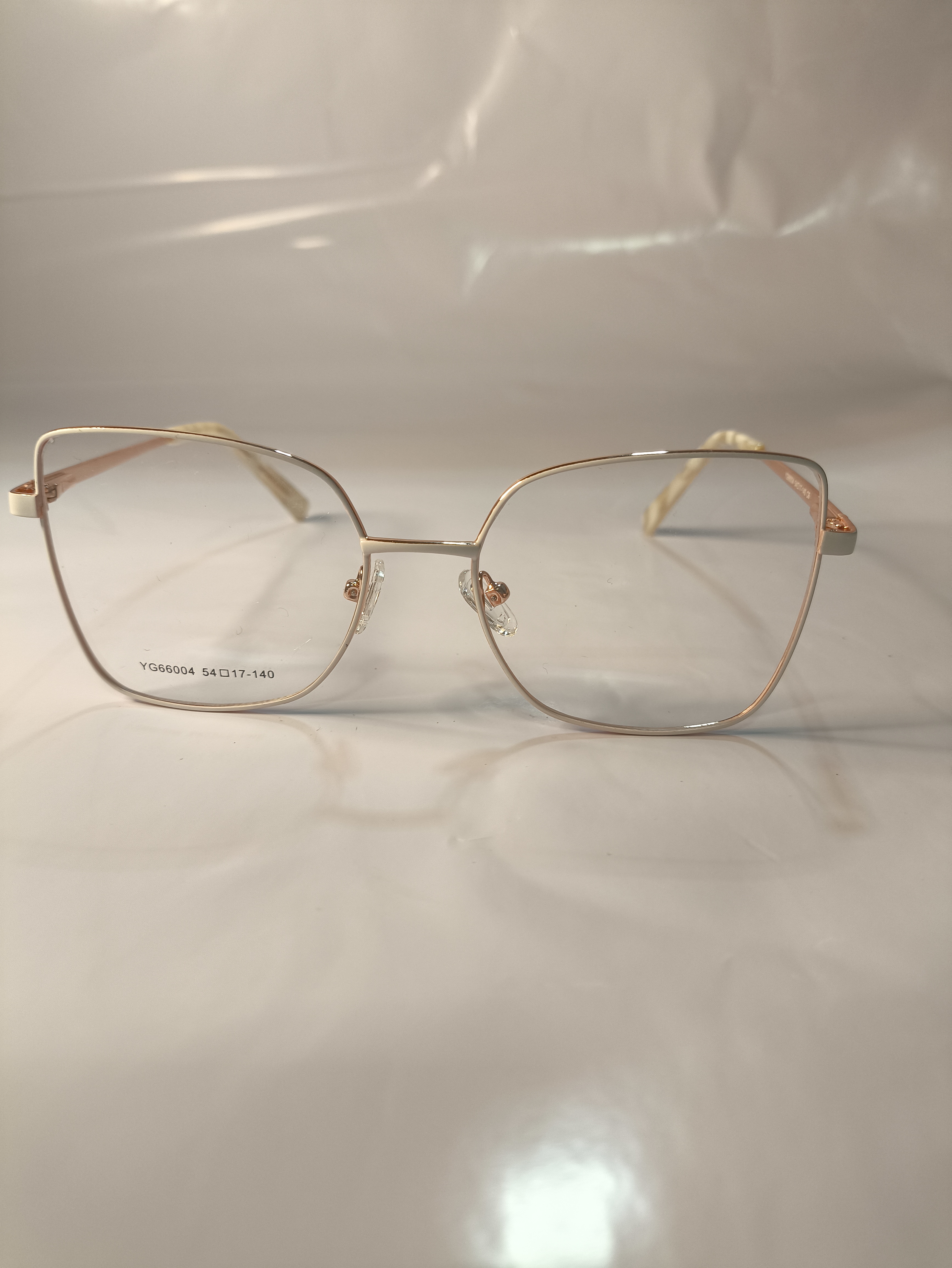 Armação executiva preta com acabamento premium