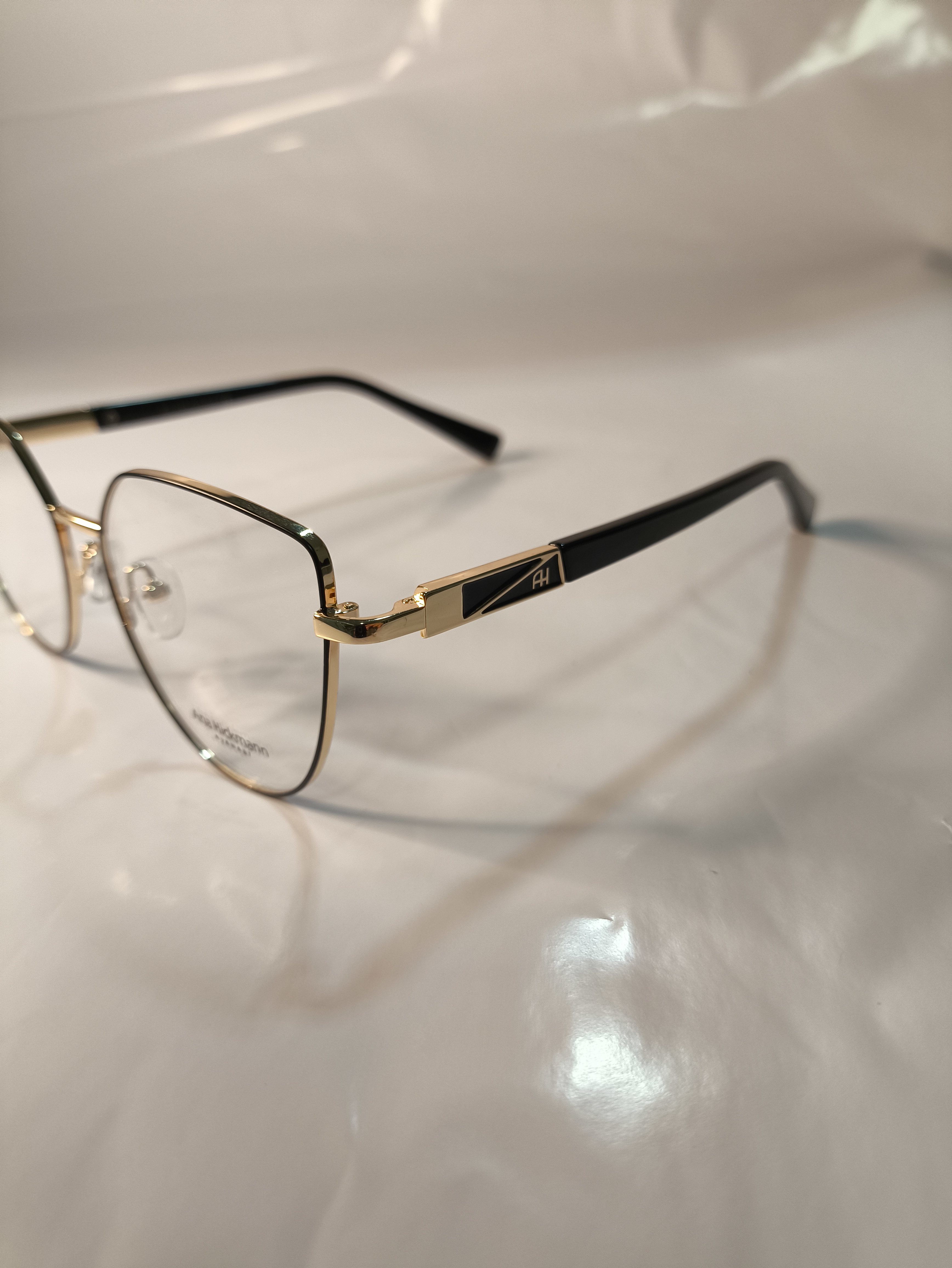 Armação aviador dourada e preta